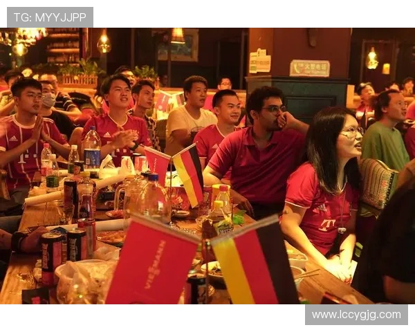 拜仁名宿皮萨罗到访成都蓉城主场 与甘锐互换队旗共襄盛举